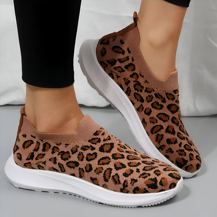 Image de chaussures de sport à imprimé léopard portées par une femme, avec une semelle blanche., 45287151501493,45287151534261,45287151567029,45287151599797,45287151632565,45287151665333,45287151698101,45287151730869