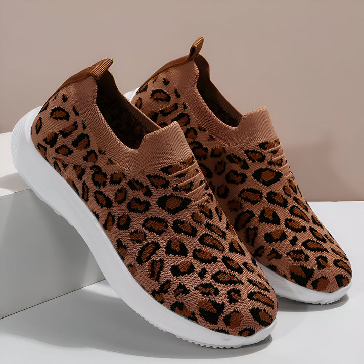Deux chaussures de sport marron avec motif léopard, semelles blanches. Chaussures confortables et élégantes pour un look décontracté et tendance., 45287151501493,45287151534261,45287151567029,45287151599797,45287151632565,45287151665333,45287151698101,45287151730869