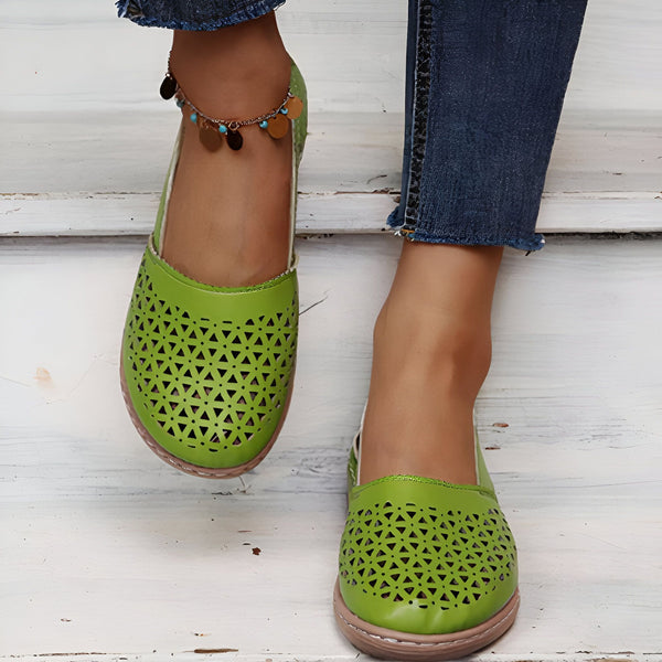 Gros plan de deux chaussures vertes ajourées portées avec un jean. Une cheville ornée d'une chaîne. Chaussures d'été vertes., 45286800588981,45286800621749,45286800654517,45286800687285,45286800720053,45286800752821,45286800785589,45286800818357,45286800851125,45286800883893,45286800916661,45286800949429,45286800982197,45286801014965,45286801047733,45286801080501,45286801113269,45286801146037,45286801178805,45286801211573,45286801244341,45286801277109,45286801309877,45286801342645,45286801375413,452