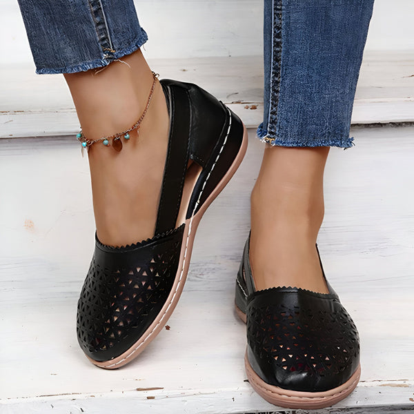 Gros plan sur des chaussures d'été ajourées noires, portées avec un jean et une chaîne de cheville turquoise. Chaussures confortables et tendance pour la saison estivale., 45286800588981,45286800621749,45286800654517,45286800687285,45286800720053,45286800752821,45286800785589,45286800818357,45286800851125,45286800883893,45286800916661,45286800949429,45286800982197,45286801014965,45286801047733,45286801080501,45286801113269,45286801146037,45286801178805,45286801211573,45286801244341,45286801277109,452