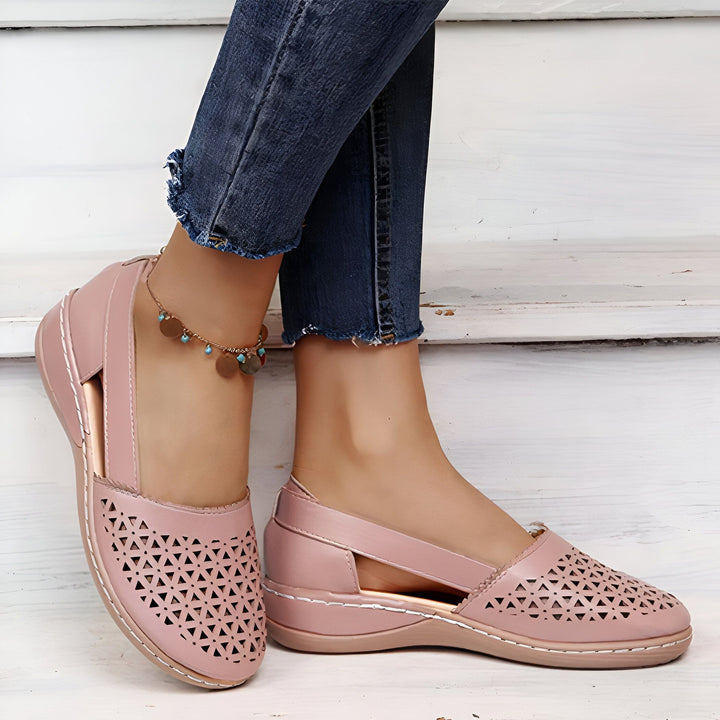 Chaussures plates roses avec perforations géométriques. Détail de cheville et jean effiloché. Chaussures confortables et tendance pour femme., 45286800588981,45286800621749,45286800654517,45286800687285,45286800720053,45286800752821,45286800785589,45286800818357,45286800851125,45286800883893,45286800916661,45286800949429,45286800982197,45286801014965,45286801047733,45286801080501,45286801113269,45286801146037,45286801178805,45286801211573,45286801244341,45286801277109,45286801309877,45286801342645,452