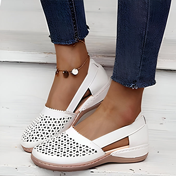 Mocassins ajourés blancs portés avec un jean et une chaîne de cheville. Chaussures d'été élégantes, confortables et respirantes. Idéales pour les beaux jours., 45286800588981,45286800621749,45286800654517,45286800687285,45286800720053,45286800752821,45286800785589,45286800818357,45286800851125,45286800883893,45286800916661,45286800949429,45286800982197,45286801014965,45286801047733,45286801080501,45286801113269,45286801146037,45286801178805,45286801211573,45286801244341,45286801277109,452868013098