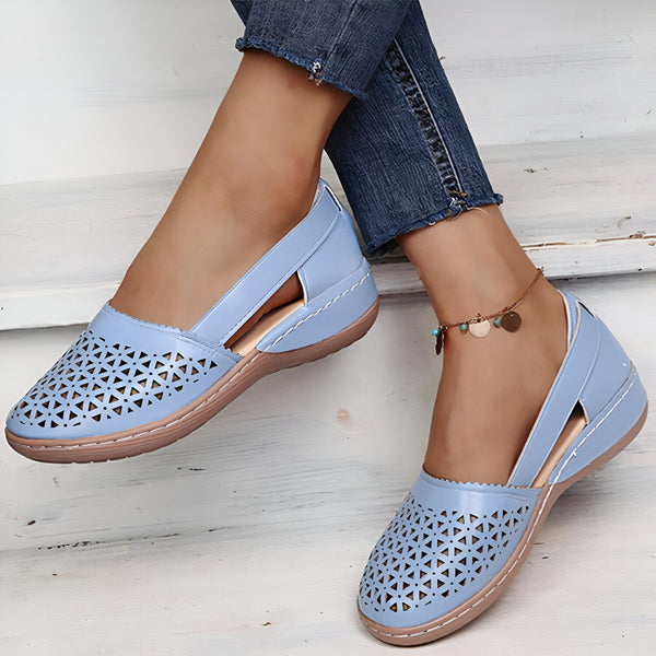 Chaussures plates découpées bleu ciel portées avec des jeans. Détail de cheville avec bracelet. Style décontracté, mode féminine., 45286800588981,45286800621749,45286800654517,45286800687285,45286800720053,45286800752821,45286800785589,45286800818357,45286800851125,45286800883893,45286800916661,45286800949429,45286800982197,45286801014965,45286801047733,45286801080501,45286801113269,45286801146037,45286801178805,45286801211573,45286801244341,45286801277109,45286801309877,45286801342645,452868013754