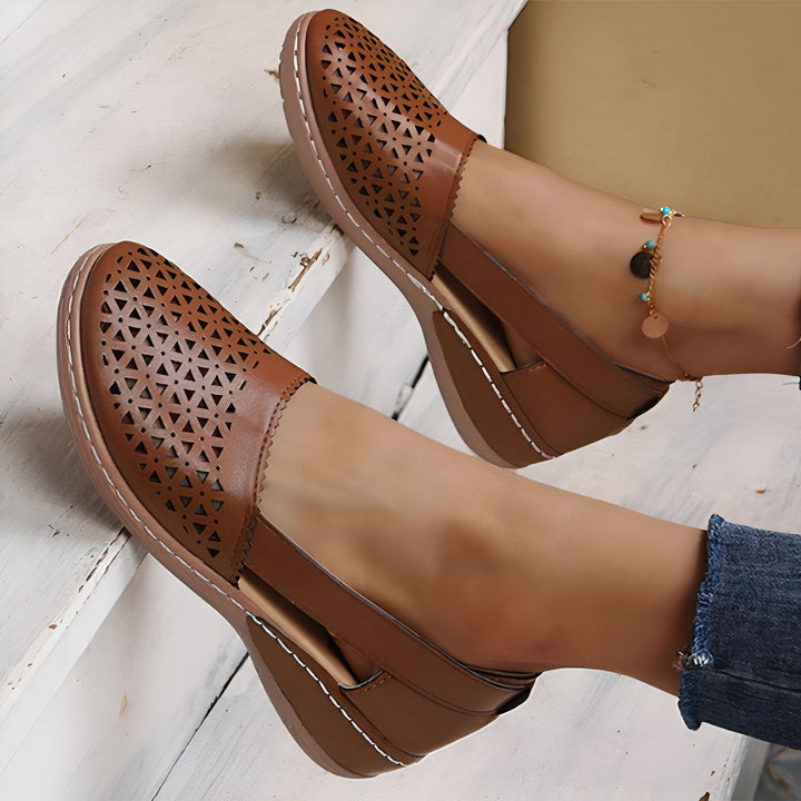 Chaussures pour femmes marron clair avec découpes géométriques, portées avec un jean et une chevillère dorée. Chaussures confortables à plateforme pour le quotidien. Mode printemps-été., 45286800588981,45286800621749,45286800654517,45286800687285,45286800720053,45286800752821,45286800785589,45286800818357,45286800851125,45286800883893,45286800916661,45286800949429,45286800982197,45286801014965,45286801047733,45286801080501,45286801113269,45286801146037,45286801178805,45286801211573,45286801244341
