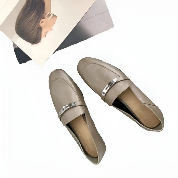 Deux mocassins beiges avec boucle métallique, posés à côté d'une photo de femme. Chaussures élégantes, style classique. Mode féminine, accessoires de style., 45286708674741,45286708707509,45286708740277,45286708773045,45286708805813,45286708838581,45286708871349,45286708904117,45286708936885,45286708969653,45286709002421,45286709035189,45286709067957,45286709100725,45286709133493,45286709166261,45286709199029,45286709231797,45286709264565,45286709297333,45286709330101,45286709362869,45286709395637