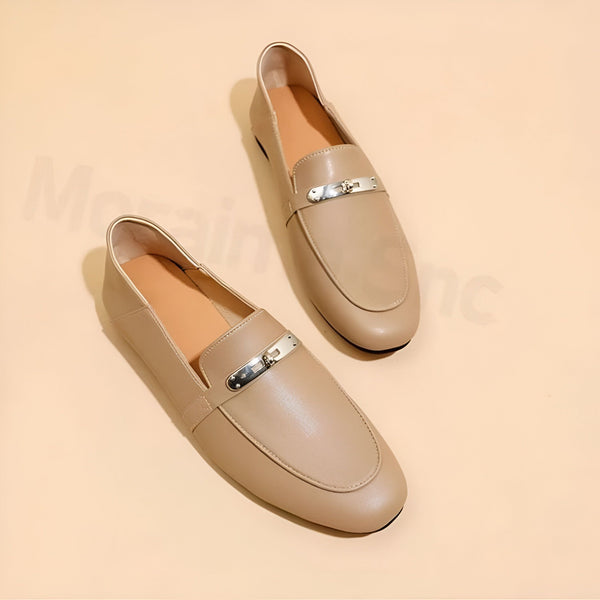 Deux mocassins en cuir beige avec une boucle argentée sur le dessus, posés sur un fond beige uni. Chaussures élégantes et confortables pour femmes., 45286708674741,45286708707509,45286708740277,45286708773045,45286708805813,45286708838581,45286708871349,45286708904117,45286708936885,45286708969653,45286709002421,45286709035189,45286709067957,45286709100725,45286709133493,45286709166261,45286709199029,45286709231797,45286709264565,45286709297333,45286709330101,45286709362869,45286709395637,452867094284