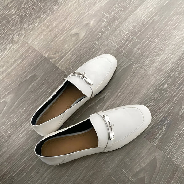 Mocassins blancs élégants en cuir, détail boucle argentée. Chaussures plates confortables, idéales pour un style décontracté ou chic., 45286708674741,45286708707509,45286708740277,45286708773045,45286708805813,45286708838581,45286708871349,45286708904117,45286708936885,45286708969653,45286709002421,45286709035189,45286709067957,45286709100725,45286709133493,45286709166261,45286709199029,45286709231797,45286709264565,45286709297333,45286709330101,45286709362869,45286709395637,45286709428405,45286709