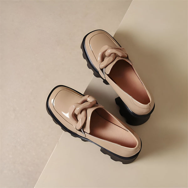 Deux mocassins vernis beiges avec détails de chaîne sur le dessus, semelles noires épaisses. Chaussures élégantes et modernes pour femmes., 45286886965429,45286886998197,45286887030965,45286887063733,45286887096501,45286887129269,45286887162037,45286887194805,45286887227573,45286887260341,45286887293109,45286887325877