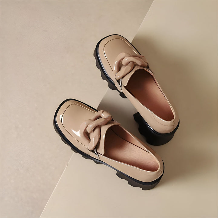 Deux mocassins vernis beiges avec détails de chaîne sur le dessus, semelles noires épaisses. Chaussures élégantes et modernes pour femmes., 45286886965429,45286886998197,45286887030965,45286887063733,45286887096501,45286887129269,45286887162037,45286887194805,45286887227573,45286887260341,45286887293109,45286887325877