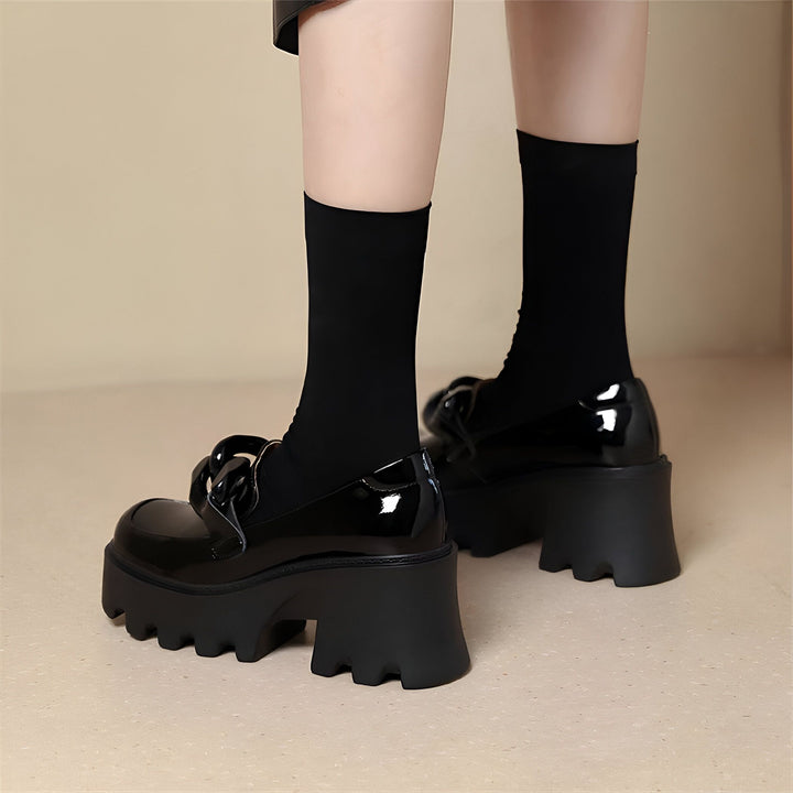Gros plan sur une paire de chaussures Mary Janes vernies noires à plateforme et à talon épais, portées avec des chaussettes noires. Style gothique ou grunge., 45286886965429,45286886998197,45286887030965,45286887063733,45286887096501,45286887129269,45286887162037,45286887194805,45286887227573,45286887260341,45286887293109,45286887325877
