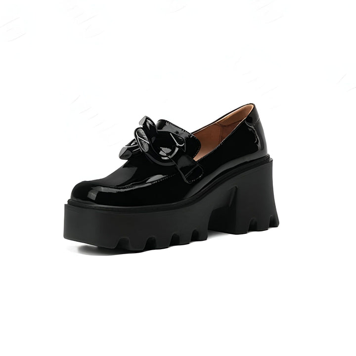 Mocassin noir verni à plateforme épaisse avec nœud décoratif, style gothique. Chaussures tendance pour femme, talon bloc imposant. Idéal pour un look audacieux et moderne., 45286886965429,45286886998197,45286887030965,45286887063733,45286887096501,45286887129269,45286887162037,45286887194805,45286887227573,45286887260341,45286887293109,45286887325877