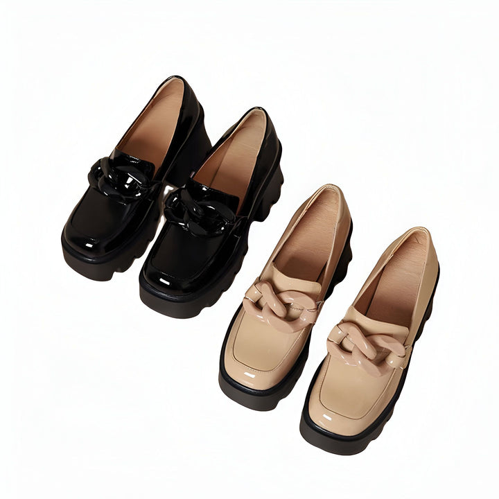 Deux paires de mocassins à plateforme pour femmes. Une paire est noire vernie avec une grosse chaîne décorative noire. L'autre paire est beige clair avec une chaîne décorative beige. Chaussures élégantes et tendance pour toutes les occasions., 45286886965429,45286886998197,45286887030965,45286887063733,45286887096501,45286887129269,45286887162037,45286887194805,45286887227573,45286887260341,45286887293109,45286887325877