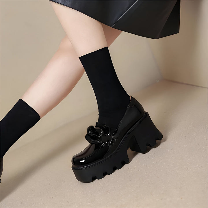 Gros plan d'une femme portant des mocassins noirs vernis à plateforme avec des chaussettes noires, et une jupe en cuir noire. Chaussures de mode, style tendance., 45286886965429,45286886998197,45286887030965,45286887063733,45286887096501,45286887129269,45286887162037,45286887194805,45286887227573,45286887260341,45286887293109,45286887325877