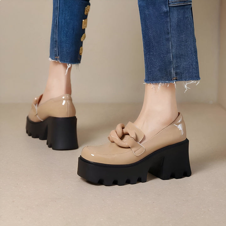 Chaussures à plateforme couleur chair avec semelles noires épaisses et détail noué sur le dessus, portées avec un jean., 45286886965429,45286886998197,45286887030965,45286887063733,45286887096501,45286887129269,45286887162037,45286887194805,45286887227573,45286887260341,45286887293109,45286887325877