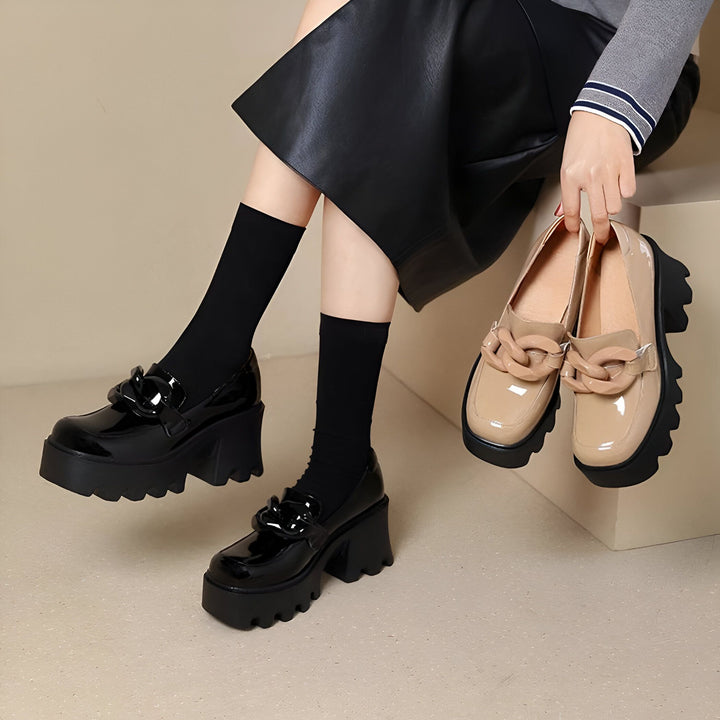 Chaussures à plateforme vernies noires et beiges avec détail chaîne. Une femme porte les chaussures noires avec des chaussettes noires et tient les beiges. Mode automne, chaussures à talons tendance., 45286886965429,45286886998197,45286887030965,45286887063733,45286887096501,45286887129269,45286887162037,45286887194805,45286887227573,45286887260341,45286887293109,45286887325877