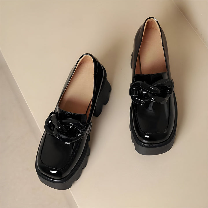 Mocassins noirs vernis à semelle épaisse, ornés d'une chaîne décorative. Chaussures élégantes et tendance pour femme., 45286886965429,45286886998197,45286887030965,45286887063733,45286887096501,45286887129269,45286887162037,45286887194805,45286887227573,45286887260341,45286887293109,45286887325877