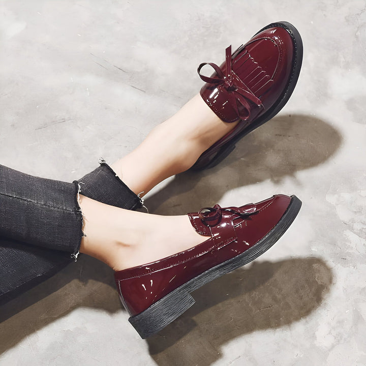 Image de chaussures mocassins vernies bordeaux portées avec un jean noir. Détail de noeud et franges sur le dessus. Chaussures pour femme, tendance et élégantes., 45287001292981,45287001325749,45287001358517,45287001391285,45287001424053,45287001456821,45287001489589,45287001522357,45287001555125,45287001587893