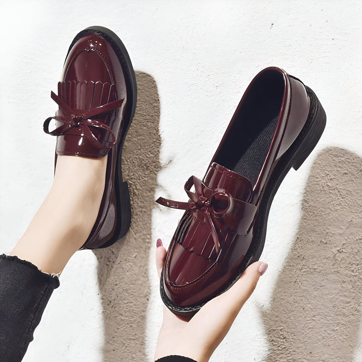 Mocassins bordeaux vernis avec détail nœud et franges. Chaussures élégantes, parfaites pour un look sophistiqué. Mode féminine, chaussures de ville bordeaux., 45287001292981,45287001325749,45287001358517,45287001391285,45287001424053,45287001456821,45287001489589,45287001522357,45287001555125,45287001587893
