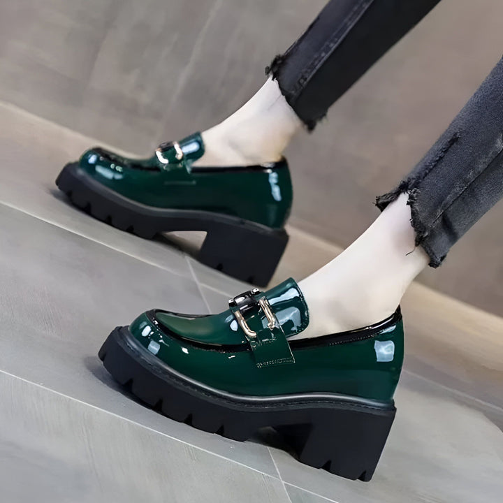 Mocassins compensés vernis verts avec boucle argentée. Chaussures de mode pour femmes avec talons et semelles épaisses. Look élégant et tendance., 45286884704437,45286884737205,45286884769973,45286884802741,45286884835509,45286884868277,45286884901045,45286884933813,45286884966581,45286884999349,45286885032117,45286885064885