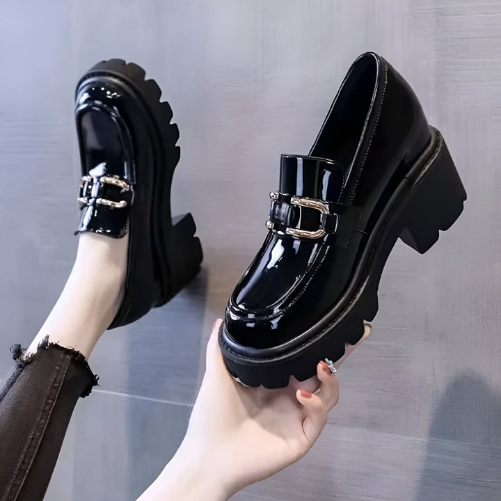 Mocassins noirs vernis à talons compensés avec boucle dorée. Chaussures de mode pour femmes, style élégant et moderne., 45286884704437,45286884737205,45286884769973,45286884802741,45286884835509,45286884868277,45286884901045,45286884933813,45286884966581,45286884999349,45286885032117,45286885064885