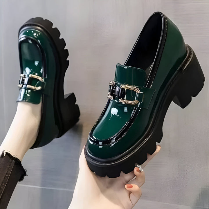 Mocassins vernis verts avec boucle dorée et semelle épaisse noire. Chaussures femme élégantes et tendance, parfaites pour un look moderne et audacieux., 45286884704437,45286884737205,45286884769973,45286884802741,45286884835509,45286884868277,45286884901045,45286884933813,45286884966581,45286884999349,45286885032117,45286885064885