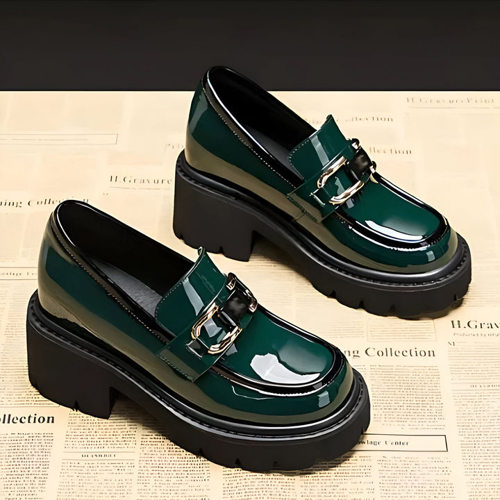Mocassins vernis verts avec semelles compensées noires. Chaussures de mode femme avec boucle dorée et talon carré. Style preppy et élégant pour un look tendance., 45286884704437,45286884737205,45286884769973,45286884802741,45286884835509,45286884868277,45286884901045,45286884933813,45286884966581,45286884999349,45286885032117,45286885064885