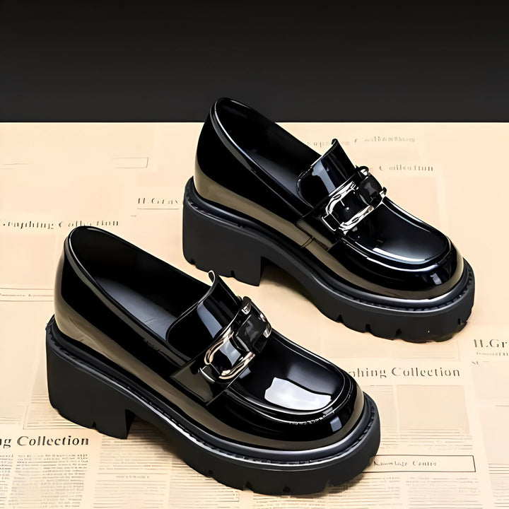 Mocassins noirs vernis à talons compensés épais et boucle argentée. Chaussures de mode élégantes pour femmes., 45286884704437,45286884737205,45286884769973,45286884802741,45286884835509,45286884868277,45286884901045,45286884933813,45286884966581,45286884999349,45286885032117,45286885064885