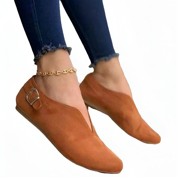 Gros plan de pieds portant des ballerines pointues en daim marron avec une boucle et un jean bleu. Une chaîne de cheville dorée ajoute une touche d'élégance. Chaussures confortables et élégantes., 45287113621685,45287113654453,45287113687221,45287113719989,45287113752757,45287113785525,45287113818293,45287113851061,45287113883829,45287113916597,45287113949365,45287113982133,45287114014901,45287114047669,45287114080437,45287114113205,45287114145973,45287114178741,45287114211509,45287114244277,4528711