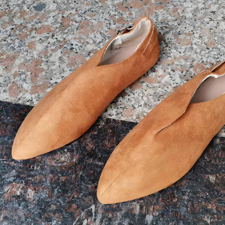 Vue rapprochée de deux chaussures plates marron en daim, avec une bride et un bout pointu, posées sur un fond marbré. Chaussures élégantes et confortables pour femme., 45287113621685,45287113654453,45287113687221,45287113719989,45287113752757,45287113785525,45287113818293,45287113851061,45287113883829,45287113916597,45287113949365,45287113982133,45287114014901,45287114047669,45287114080437,45287114113205,45287114145973,45287114178741,45287114211509,45287114244277,45287114277045,45287114309813,4528711