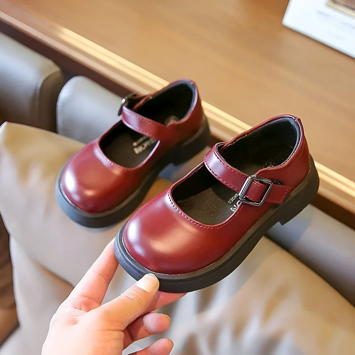 Paire d'élégantes chaussures Mary Jane bordeaux pour enfant, avec semelles épaisses noires et brides à boucle argentée. Mode enfantine classique et confortable., 45286681542837,45286681575605,45286681608373,45286681641141,45286681673909,45286681706677,45286681739445,45286681772213,45286681804981,45286681837749,45286681870517,45286681903285,45286681936053,45286681968821,45286682001589,45286682034357,45286682067125,45286682099893,45286682132661,45286682165429,45286682198197,45286682230965,4528668226373