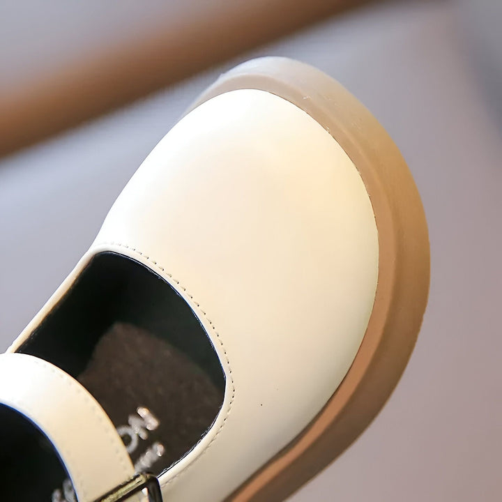 Gros plan d'une chaussure Mary Jane blanche pour enfant, avec une semelle épaisse beige et une bride à boucle. Style classique et confortable., 45286681542837,45286681575605,45286681608373,45286681641141,45286681673909,45286681706677,45286681739445,45286681772213,45286681804981,45286681837749,45286681870517,45286681903285,45286681936053,45286681968821,45286682001589,45286682034357,45286682067125,45286682099893,45286682132661,45286682165429,45286682198197,45286682230965,45286682263733,45286682296501,4528