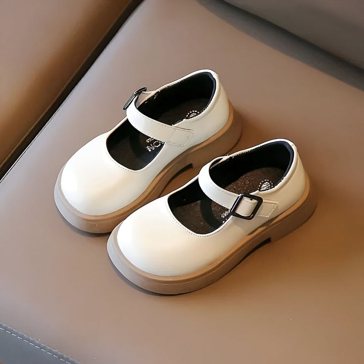 Paire de chaussures Mary Jane blanches pour enfant, style classique avec semelle épaisse et bride à boucle. Chaussures élégantes et confortables., 45286681542837,45286681575605,45286681608373,45286681641141,45286681673909,45286681706677,45286681739445,45286681772213,45286681804981,45286681837749,45286681870517,45286681903285,45286681936053,45286681968821,45286682001589,45286682034357,45286682067125,45286682099893,45286682132661,45286682165429,45286682198197,45286682230965,45286682263733,45286682296501