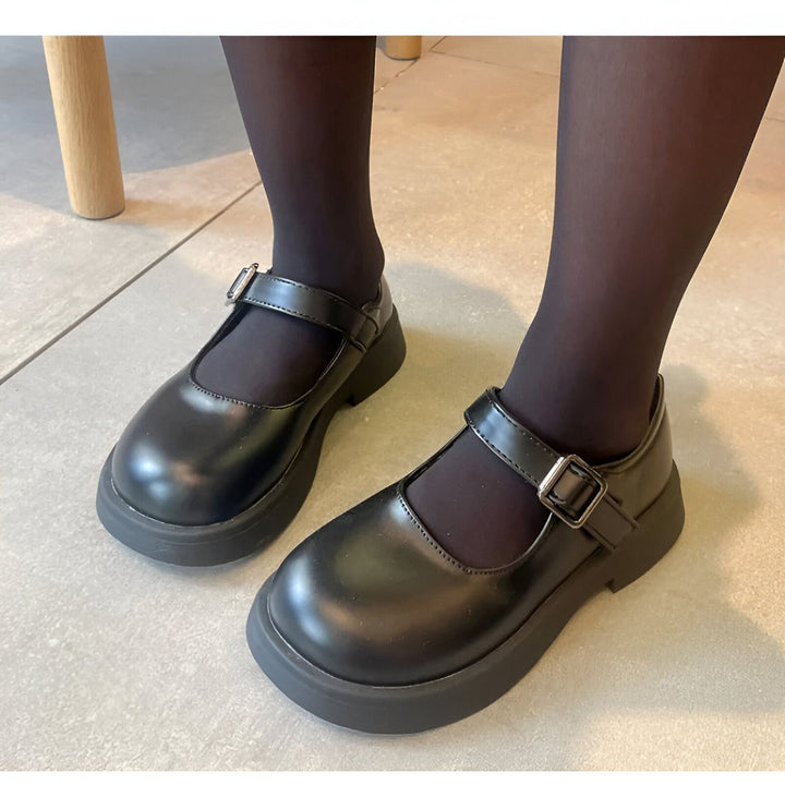 Vue rapprochée de chaussures Mary Jane noires à plateforme, portées avec des collants noirs. Détails incluent des brides à boucles et une semelle épaisse., 45286681542837,45286681575605,45286681608373,45286681641141,45286681673909,45286681706677,45286681739445,45286681772213,45286681804981,45286681837749,45286681870517,45286681903285,45286681936053,45286681968821,45286682001589,45286682034357,45286682067125,45286682099893,45286682132661,45286682165429,45286682198197,45286682230965,45286682263733,452