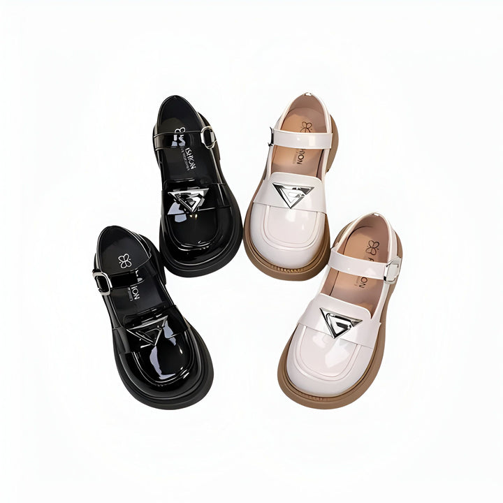 Vue rapprochée de deux paires de chaussures Mary Jane vernies à plateforme. Une paire est noire et l'autre blanche. Les deux ont une boucle et un logo triangulaire argenté., 45286683541685,45286683574453,45286683607221,45286683639989,45286683672757,45286683705525,45286683738293,45286683771061,45286683803829,45286683836597,45286683869365,45286683902133,45286683934901,45286683967669,45286684000437,45286684033205,45286684065973,45286684098741,45286684131509,45286684164277,45286684197045,45286684229813