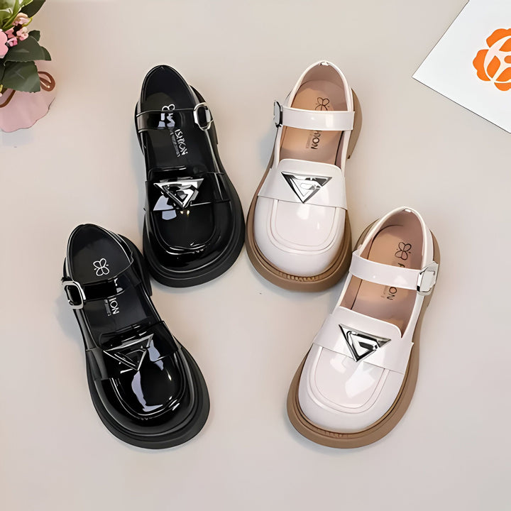 Chaussures Mary Jane vernies pour enfant, en noir et blanc. Design élégant avec boucle et logo triangulaire. Idéales pour une tenue chic et confortable., 45286683541685,45286683574453,45286683607221,45286683639989,45286683672757,45286683705525,45286683738293,45286683771061,45286683803829,45286683836597,45286683869365,45286683902133,45286683934901,45286683967669,45286684000437,45286684033205,45286684065973,45286684098741,45286684131509,45286684164277,45286684197045,45286684229813