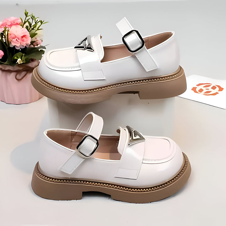 Deux chaussures Mary Jane blanches vernies avec semelles épaisses marron. Elles ont une bride avec boucle et un ornement triangulaire argenté., 45286683541685,45286683574453,45286683607221,45286683639989,45286683672757,45286683705525,45286683738293,45286683771061,45286683803829,45286683836597,45286683869365,45286683902133,45286683934901,45286683967669,45286684000437,45286684033205,45286684065973,45286684098741,45286684131509,45286684164277,45286684197045,45286684229813