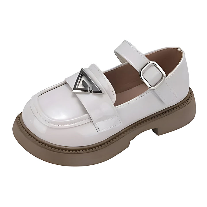 Chaussure vernie blanche de style mocassin avec une semelle marron épaisse, ornée d'une boucle et d'un détail triangulaire argenté. Chaussure pour enfant élégante et tendance., 45286683541685,45286683574453,45286683607221,45286683639989,45286683672757,45286683705525,45286683738293,45286683771061,45286683803829,45286683836597,45286683869365,45286683902133,45286683934901,45286683967669,45286684000437,45286684033205,45286684065973,45286684098741,45286684131509,45286684164277,45286684197045,452866842298