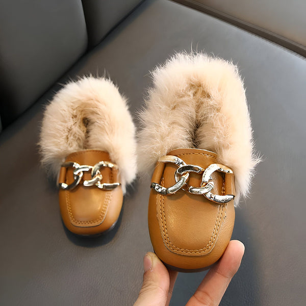 Mocassins pour enfants en cuir marron clair, ornés de fausse fourrure beige et d'une chaîne décorative argentée. Chaussures élégantes et confortables pour les petites filles., 45287035338933,45287035371701,45287035404469,45287035437237,45287035470005,45287035502773,45287035535541,45287035568309,45287035601077,45287035633845,45287035666613,45287035699381,45287035732149,45287035764917,45287035797685,45287035830453,45287035863221,45287035895989,45287035928757,45287035961525,45287035994293,4528703602706