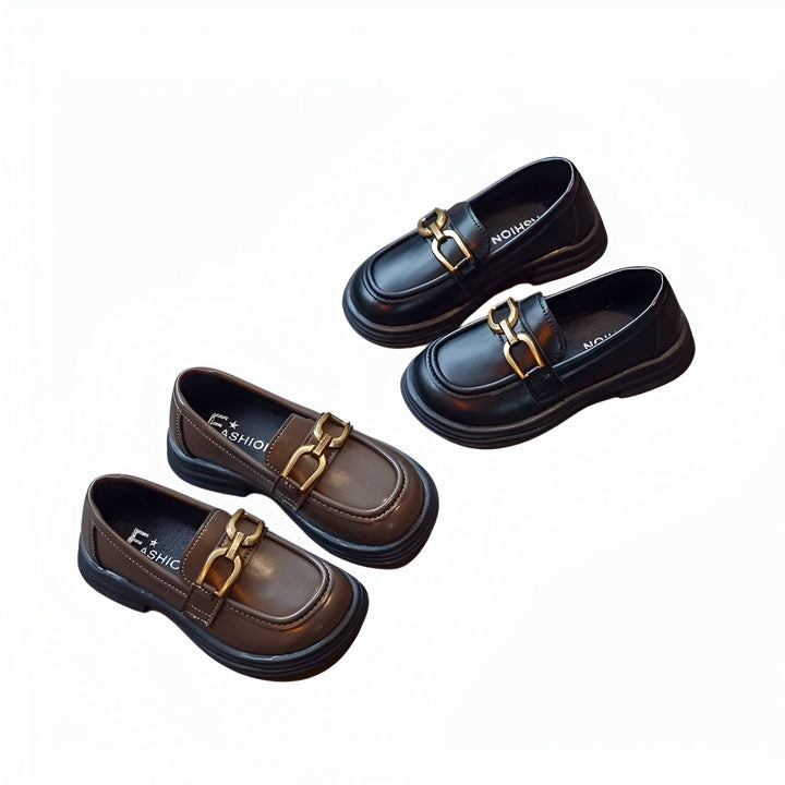 Deux paires de chaussures plates pour enfants. Une paire marron et une paire noire, avec une boucle dorée sur le dessus. Élégantes et confortables, idéales pour les enfants., 45286680953013,45286680985781,45286681018549,45286681051317,45286681084085,45286681116853,45286681149621,45286681182389,45286681215157,45286681247925,45286681280693,45286681313461,45286681346229,45286681378997,45286681411765,45286681444533