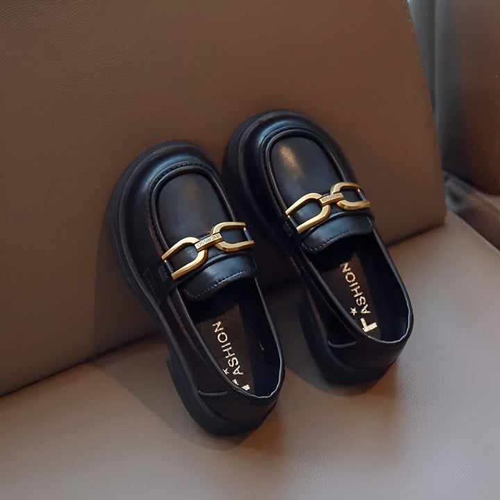 Paire de mocassins noirs pour enfants avec boucle dorée. Chaussures élégantes et confortables, parfaites pour toutes les occasions. Mode enfantine, chaussures de qualité., 45286680953013,45286680985781,45286681018549,45286681051317,45286681084085,45286681116853,45286681149621,45286681182389,45286681215157,45286681247925,45286681280693,45286681313461,45286681346229,45286681378997,45286681411765,45286681444533