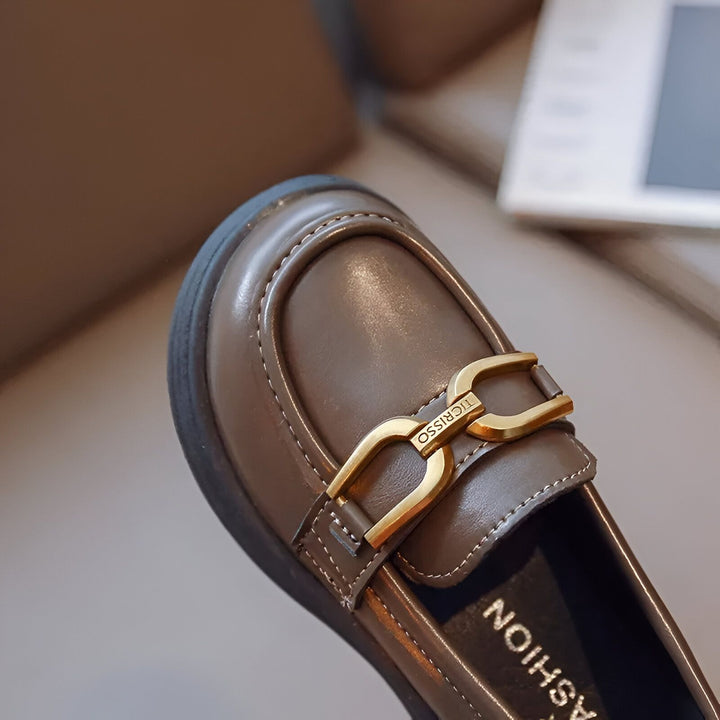 Mocassin marron pour enfant avec boucle dorée décorative et semelle épaisse. Chaussures de mode pour filles, style élégant et confortable., 45286680953013,45286680985781,45286681018549,45286681051317,45286681084085,45286681116853,45286681149621,45286681182389,45286681215157,45286681247925,45286681280693,45286681313461,45286681346229,45286681378997,45286681411765,45286681444533