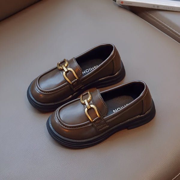 Paire de mocassins enfant en cuir marron. Détail boucle dorée sur le dessus. Chaussures élégantes pour filles et garçons. Idéales pour l'école ou les occasions spéciales., 45286680953013,45286680985781,45286681018549,45286681051317,45286681084085,45286681116853,45286681149621,45286681182389,45286681215157,45286681247925,45286681280693,45286681313461,45286681346229,45286681378997,45286681411765,45286681444533