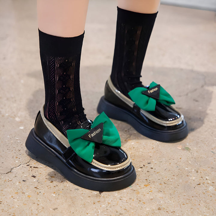 Chaussures vernies noires pour enfant, avec plateforme et nœud vert, portées avec des chaussettes noires ajourées. Mode enfantine., 45287024033973,45287024066741,45287024099509,45287024132277,45287024165045,45287024197813,45287024230581,45287024263349,45287024296117,45287024328885,45287024361653,45287024394421,45287024427189,45287024459957,45287024492725,45287024525493,45287024558261,45287024591029,45287024623797,45287024656565,45287024689333,45287024722101,45287024754869,45287024787637,45287024820405,