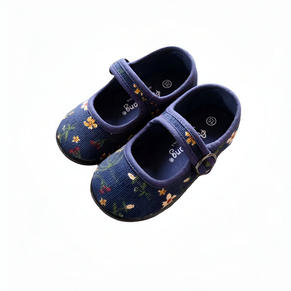 Paire de chaussures Mary Jane bleues à fleurs pour enfant. Chaussures plates à bride avec boucle réglable et motif floral vintage. Mode enfantine, style rétro., 45287044120757,45287044153525,45287044186293,45287044219061,45287044251829,45287044284597,45287044317365,45287044350133,45287044382901,45287044415669,45287044448437,45287044481205,45287044513973,45287044546741,45287044579509,45287044612277,45287044645045,45287044677813,45287044710581,45287044743349,45287044776117,45287044808885,45287044841653,