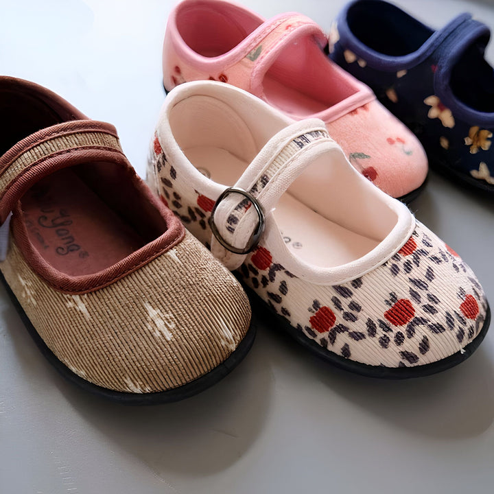 Gros plan sur quatre chaussures de bébé de style Mary Jane aux motifs floraux. Les chaussures sont marron, crème, rose et bleu marine, et ont toutes une bride sur le cou-de-pied avec une boucle., 45287044120757,45287044153525,45287044186293,45287044219061,45287044251829,45287044284597,45287044317365,45287044350133,45287044382901,45287044415669,45287044448437,45287044481205,45287044513973,45287044546741,45287044579509,45287044612277,45287044645045,45287044677813,45287044710581,45287044743349,45287044776