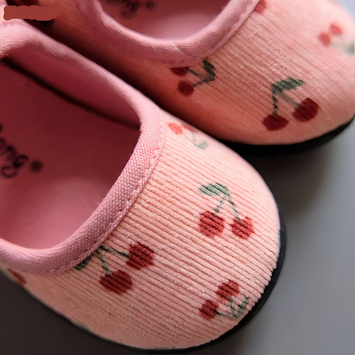 Chaussons roses pour enfants, motif cerises. Chaussures confortables en velours côtelé, idéales pour la maison ou la crèche., 45287044120757,45287044153525,45287044186293,45287044219061,45287044251829,45287044284597,45287044317365,45287044350133,45287044382901,45287044415669,45287044448437,45287044481205,45287044513973,45287044546741,45287044579509,45287044612277,45287044645045,45287044677813,45287044710581,45287044743349,45287044776117,45287044808885,45287044841653,45287044874421,45287044907189,45287