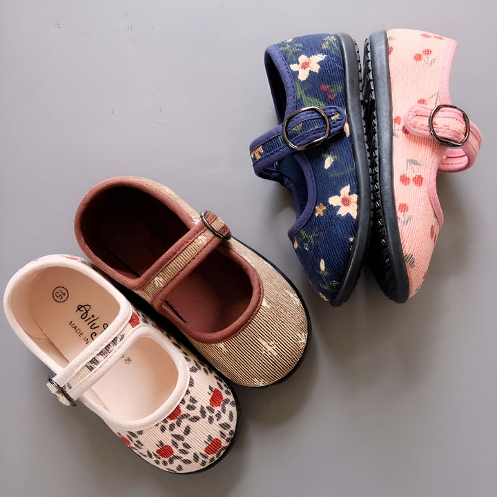 Quatre paires de chaussures de bébé colorées, à motifs floraux et à bride avec boucle, disposées sur un fond gris uni. Les chaussures sont en velours côtelé., 45287044120757,45287044153525,45287044186293,45287044219061,45287044251829,45287044284597,45287044317365,45287044350133,45287044382901,45287044415669,45287044448437,45287044481205,45287044513973,45287044546741,45287044579509,45287044612277,45287044645045,45287044677813,45287044710581,45287044743349,45287044776117,45287044808885,4528704484165