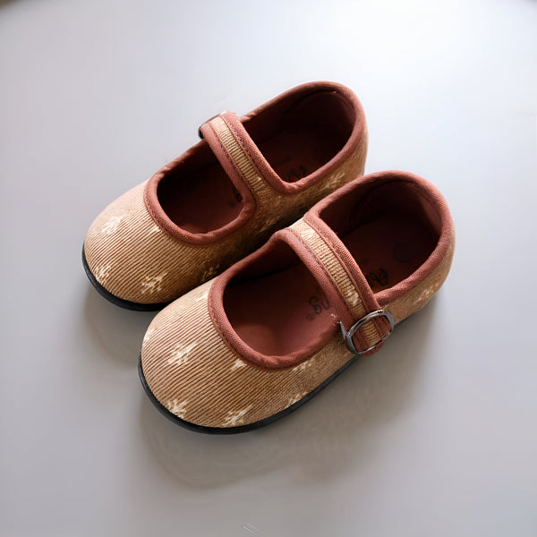 Paire de chaussures Mary Jane beige avec une bride à boucle et une garniture marron. Chaussures pour enfant, style rétro, élégantes et confortables., 45287044120757,45287044153525,45287044186293,45287044219061,45287044251829,45287044284597,45287044317365,45287044350133,45287044382901,45287044415669,45287044448437,45287044481205,45287044513973,45287044546741,45287044579509,45287044612277,45287044645045,45287044677813,45287044710581,45287044743349,45287044776117,45287044808885,45287044841653,45287044874