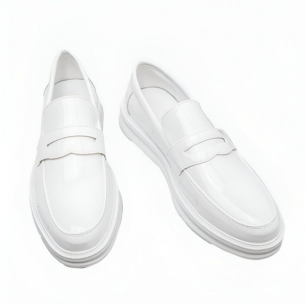 Deux mocassins blancs vernis, avec une semelle épaisse, présentés sur fond blanc. Chaussures élégantes pour hommes ou femmes., 45286790299829,45286790332597,45286790365365,45286790398133,45286790430901,45286790463669,45286790496437,45286790529205