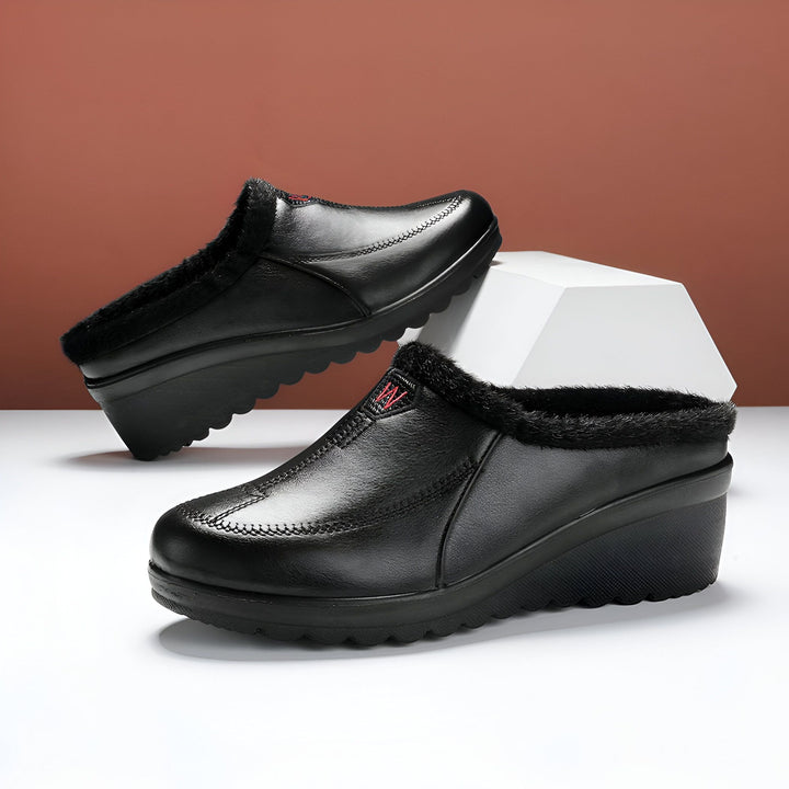 Mules d'intérieur noires avec semelle compensée et bordure en fourrure synthétique. Chaussons élégants et confortables pour femme. Style décontracté et chaleureux, idéales pour l'hiver. Détails en fil rouge., 45286906331317,45286906364085,45286906396853,45286906429621,45286906462389,45286906495157,45286906527925,45286906560693,45286906593461,45286906626229,45286906658997,45286906691765,45286906724533,45286906757301